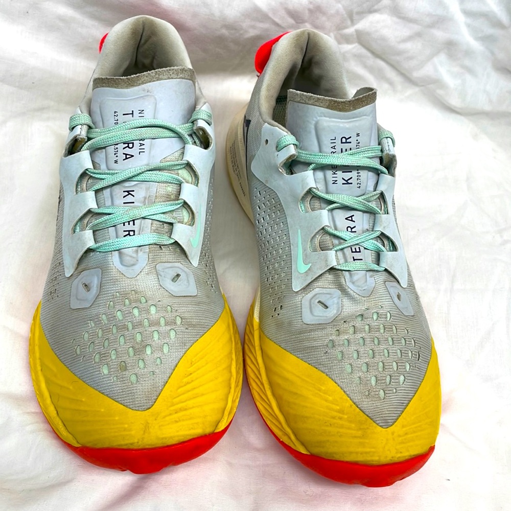 Nike trail KIGER TERRA sneakers ladies sz 7.5